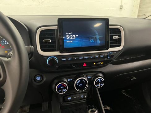 Used 2025 Hyundai Venue Limited image 18