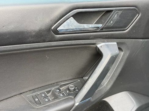 Used 2018 Volkswagen Tiguan SE w/ Panoramic Sunroof Package FWD image 9