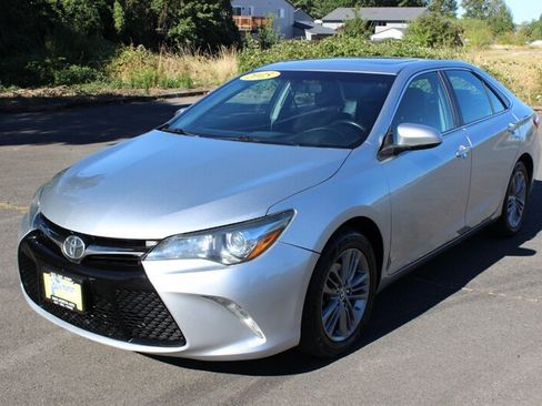 Used 2015 Toyota Camry SE w/ Moonroof Package FWD image 2