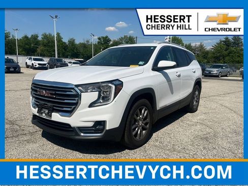 Used 2024 GMC Terrain SLT FWD image 1