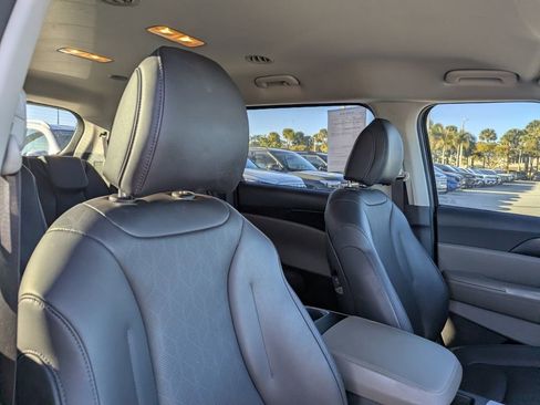 Used 2025 Kia Carnival image 11