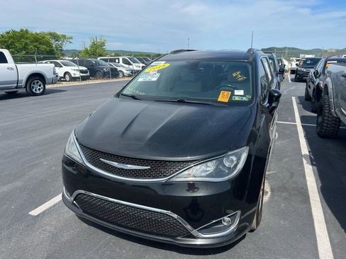 Used 2018 Chrysler Pacifica Touring-L FWD image 1