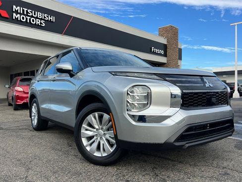 New 2025 Mitsubishi Outlander ES image 2