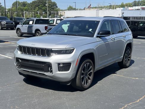 Used 2024 Jeep Grand Cherokee Overland w/ Luxury Tech Group IV image 3