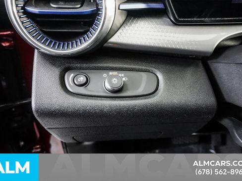 Used 2025 Chevrolet Trax LT FWD image 31
