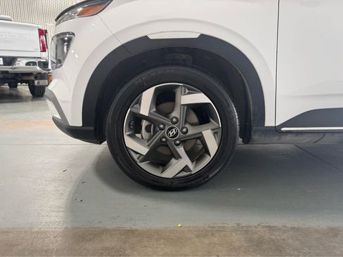 Used 2022 Hyundai Venue Limited FWD image 11