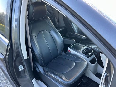 Used 2022 Chrysler Pacifica Touring-L image 16