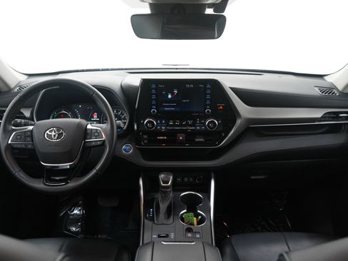 Used 2021 Toyota Highlander XLE image 17