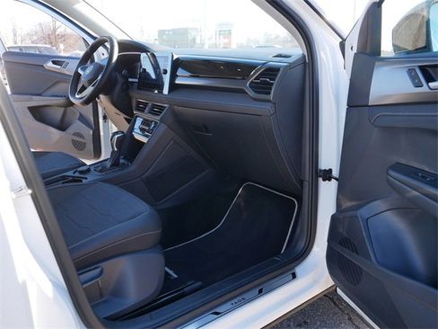 Certified 2025 Volkswagen Taos SE image 20