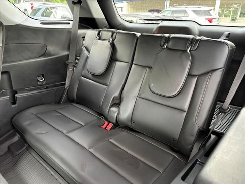 Used 2024 Ford Explorer XLT w/ Equipment Group 202A RWD image 18