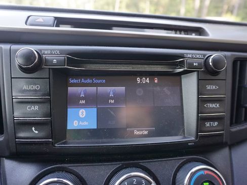 Used 2017 Toyota RAV4 LE FWD image 9