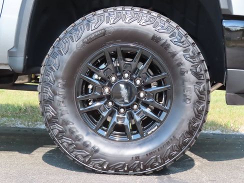 Used 2024 Chevrolet Silverado 2500 ZR2 w/ Technology Package AWD/4WD image 18