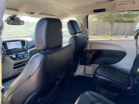 Used 2024 Chrysler Pacifica Touring-L image 26