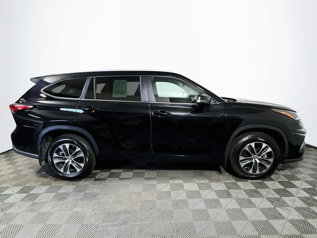 Used 2025 Toyota Highlander XLE AWD/4WD image 8