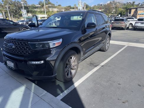 Used 2022 Ford Explorer XLT w/ Equipment Group 202A image 5