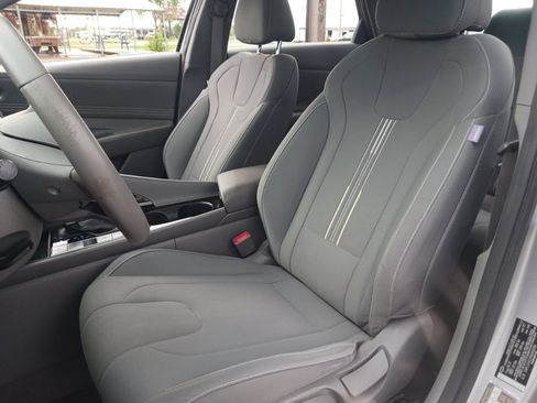 Used 2022 Hyundai Elantra SEL w/ Convenience Package FWD image 10