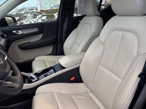 Used 2023 Volvo XC40 B5 Plus w/ Protection Package Premier image 17