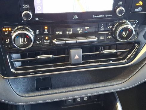 Used 2020 Toyota Highlander Limited image 18