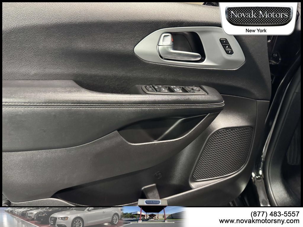 Used 2021 Chrysler Pacifica Touring-L w/ S Appearance Package AWD/4WD image 18