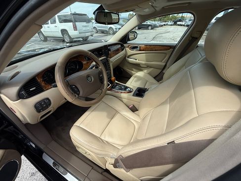 Used 2005 Jaguar XJ8 image 13