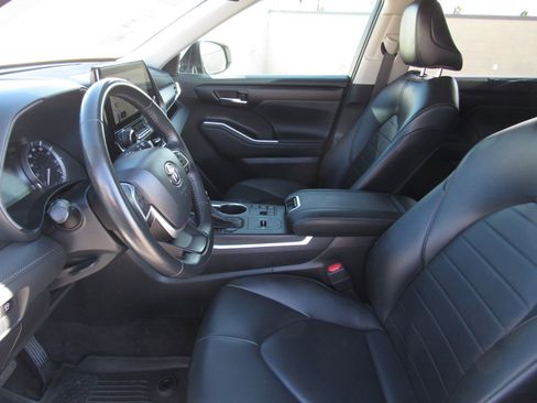 Used 2023 Toyota Highlander L image 16