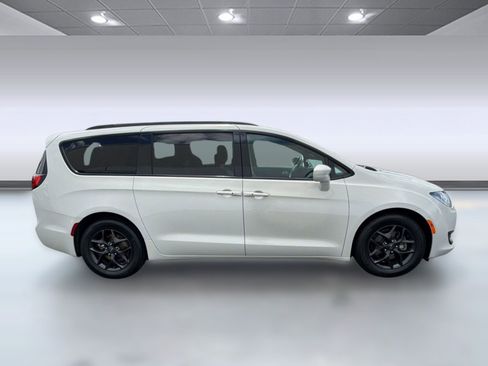 Used 2020 Chrysler Pacifica Touring-L Plus w/ S Appearance Package FWD image 8