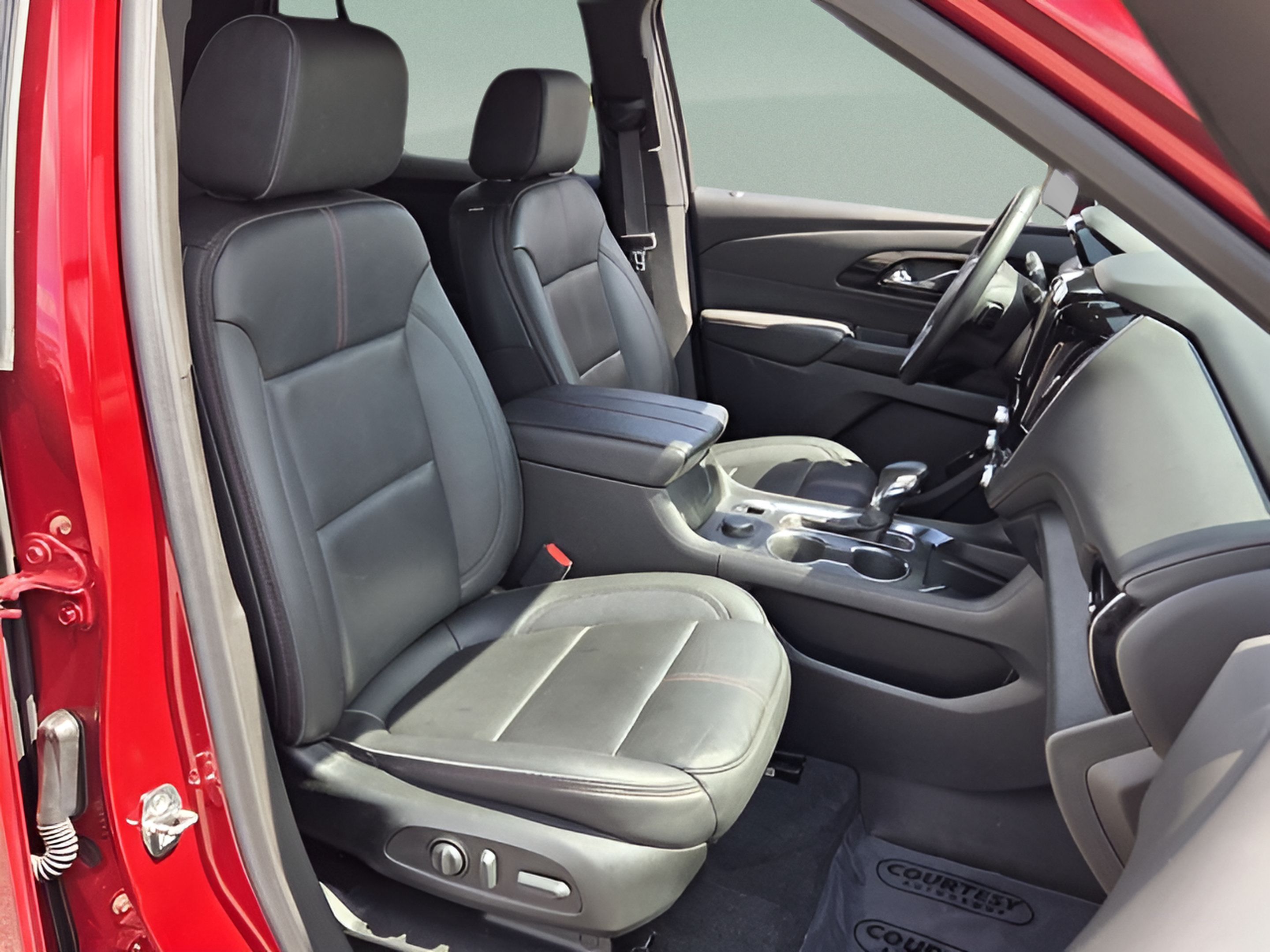 Used 2023 Chevrolet Traverse RS FWD image 15
