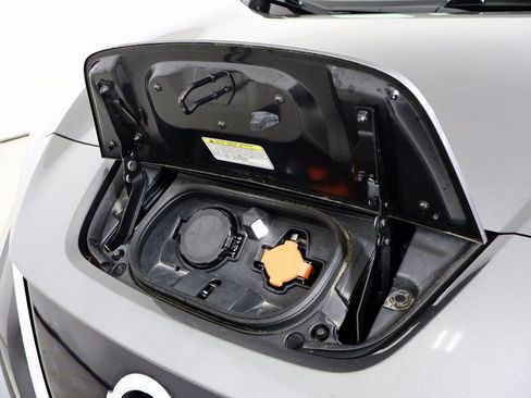 Used 2021 Nissan Leaf SV w/ SV Technology Package image 17