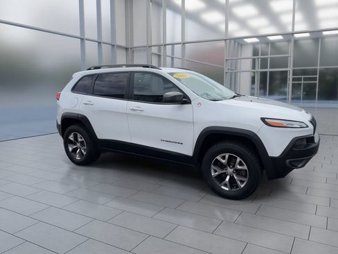 Used 2017 Jeep Cherokee Trailhawk AWD/4WD image 2