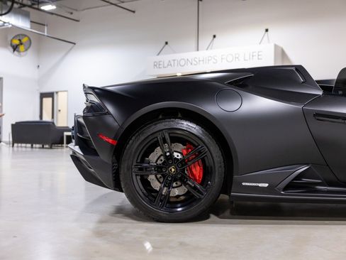 Used 2020 Lamborghini Huracan EVO image 25