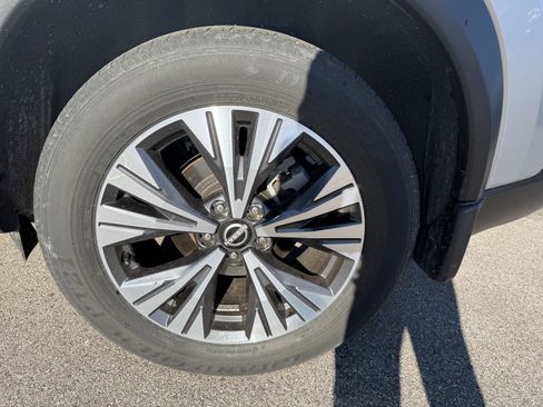 Used 2023 Nissan Rogue SV w/ SV Premium B Package image 16