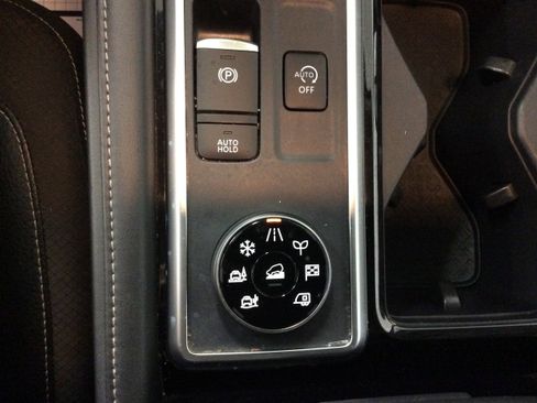 Used 2024 Nissan Pathfinder SL w/ Black Appearance Package image 31