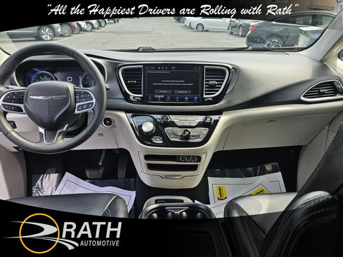 Used 2023 Chrysler Pacifica Touring-L FWD image 10