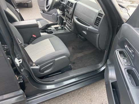 Used 2010 Jeep Liberty Sport image 24