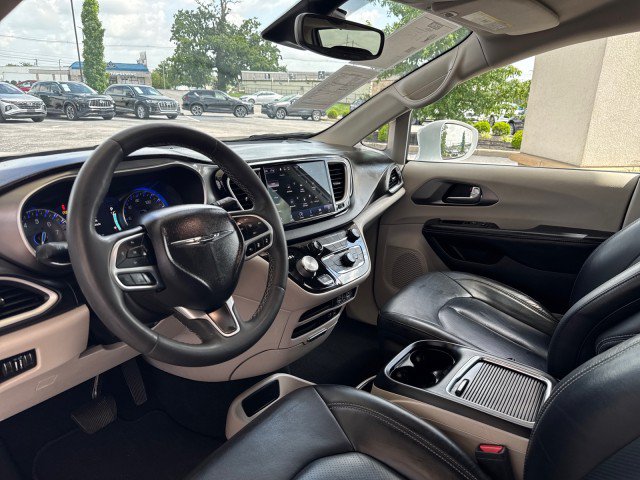 Used 2022 Chrysler Pacifica Touring-L FWD image 9