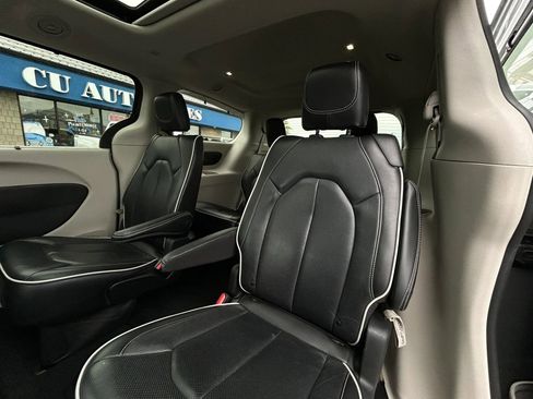 Used 2023 Chrysler Pacifica Limited FWD image 10