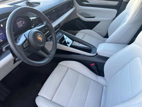 Used 2025 Porsche Macan 4 Electric image 4