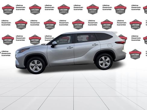 Used 2023 Toyota Highlander LE image 2