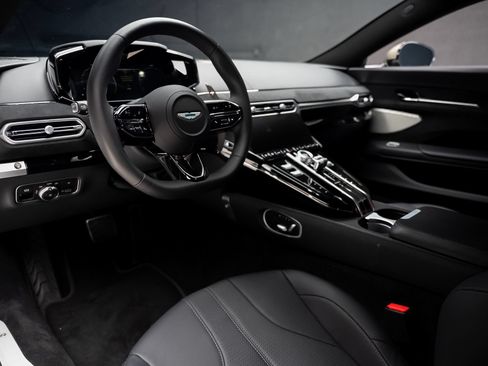 Used 2025 Aston Martin V8 Vantage Coupe RWD image 2