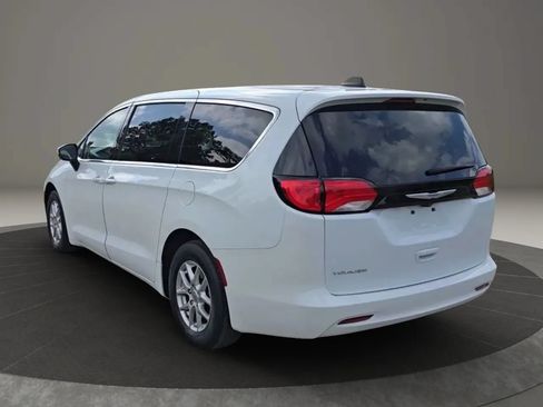 Used 2022 Chrysler Voyager LX FWD image 4