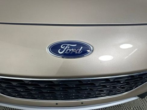 Used 2020 Ford Escape Titanium image 9