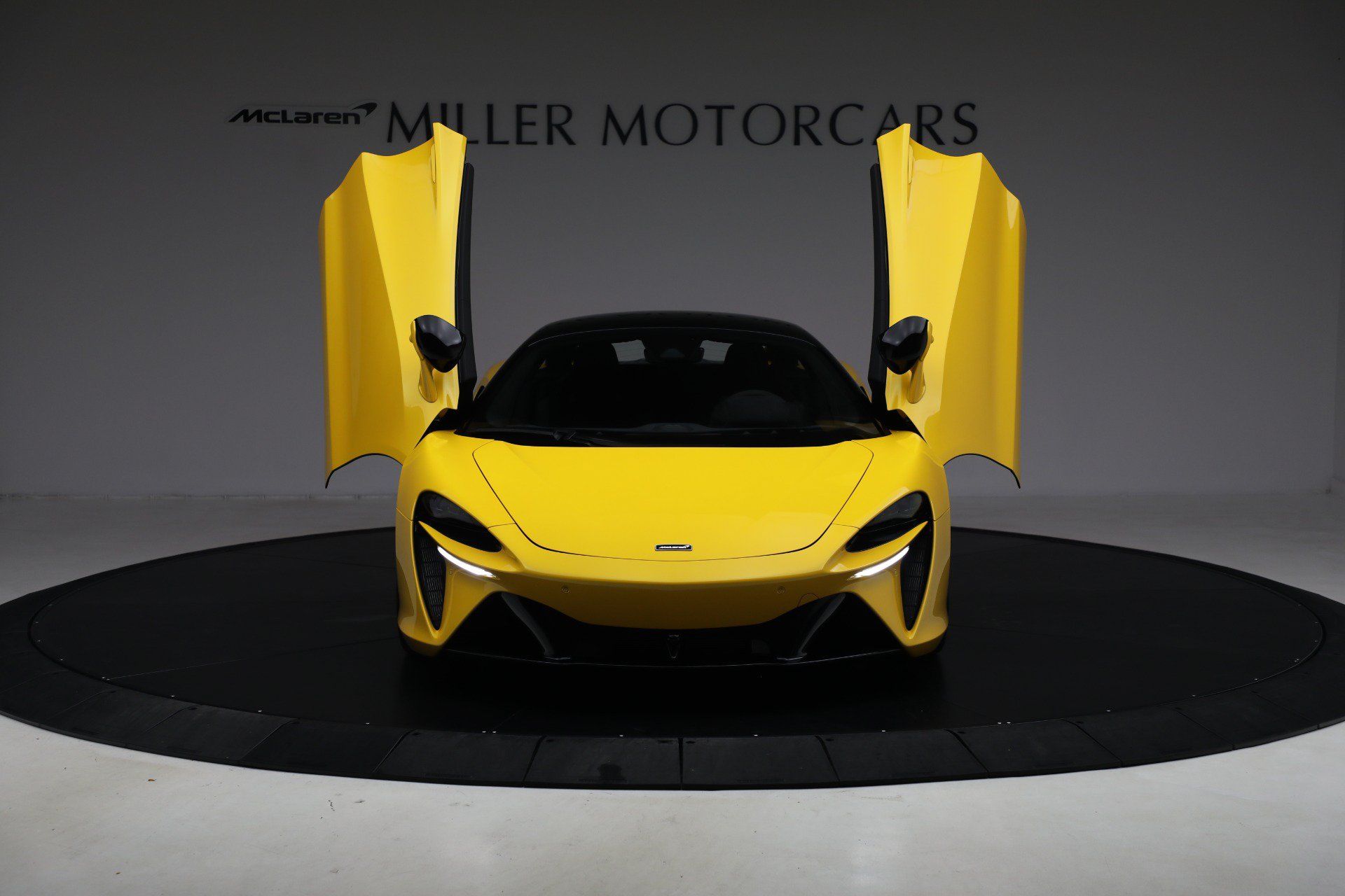 Used 2024 McLaren Artura RWD image 13