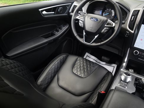 Used 2024 Ford Edge Titanium image 2