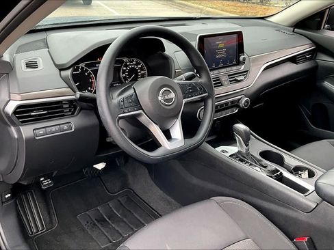 Used 2025 Nissan Altima 2.5 SV image 17