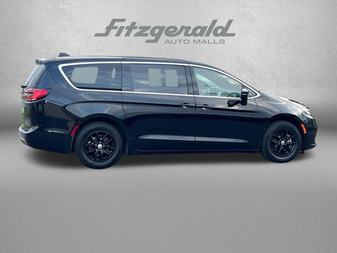 Used 2024 Chrysler Pacifica Touring-L FWD image 3