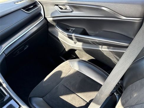 Used 2023 Jeep Grand Cherokee Altitude image 16