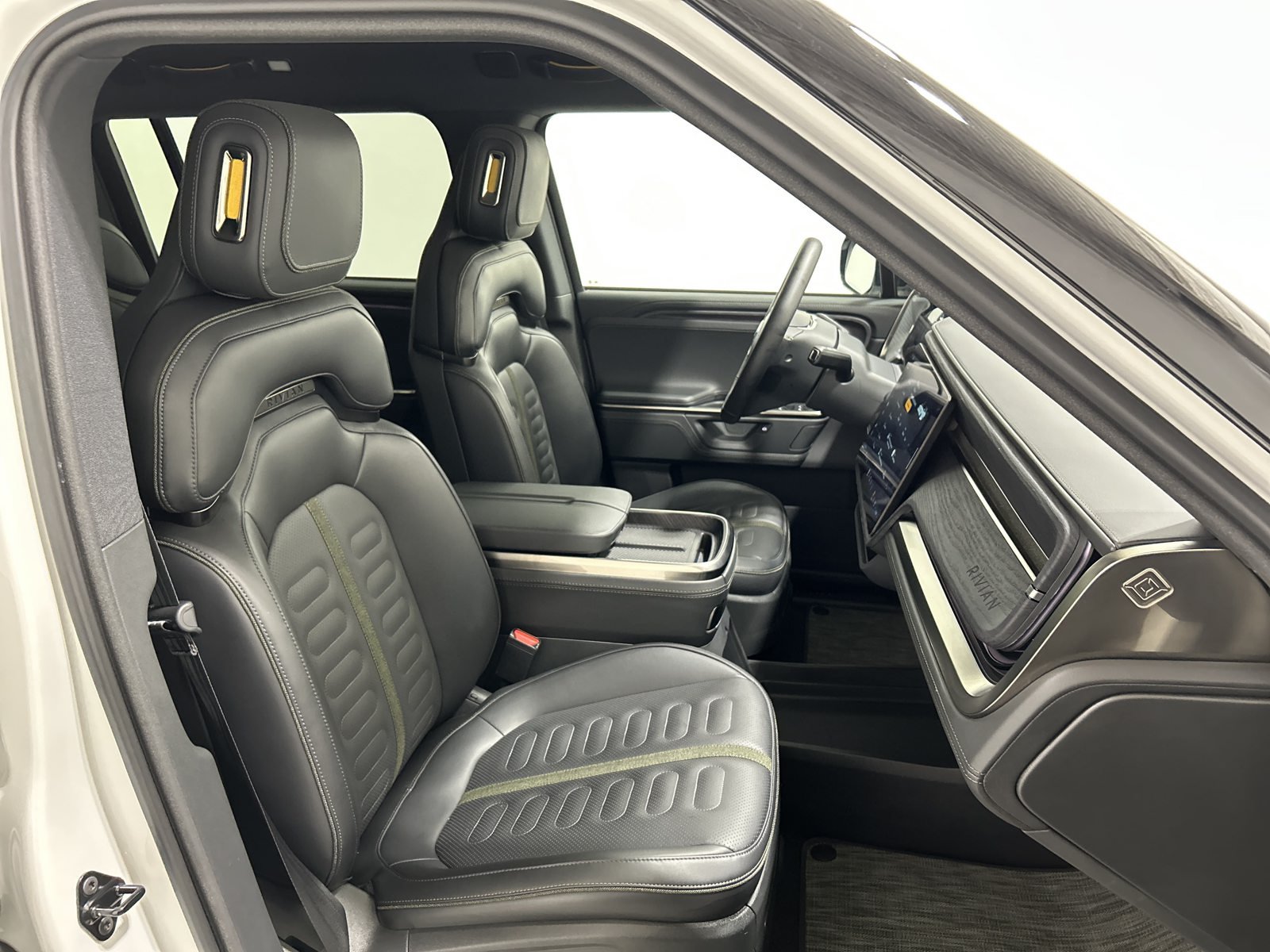 Used 2025 Rivian R1S Adventure Dual AWD/4WD image 24