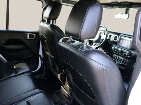 Used 2018 Jeep Wrangler Unlimited Sahara AWD/4WD image 19