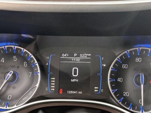Used 2017 Chrysler Pacifica Touring FWD image 85