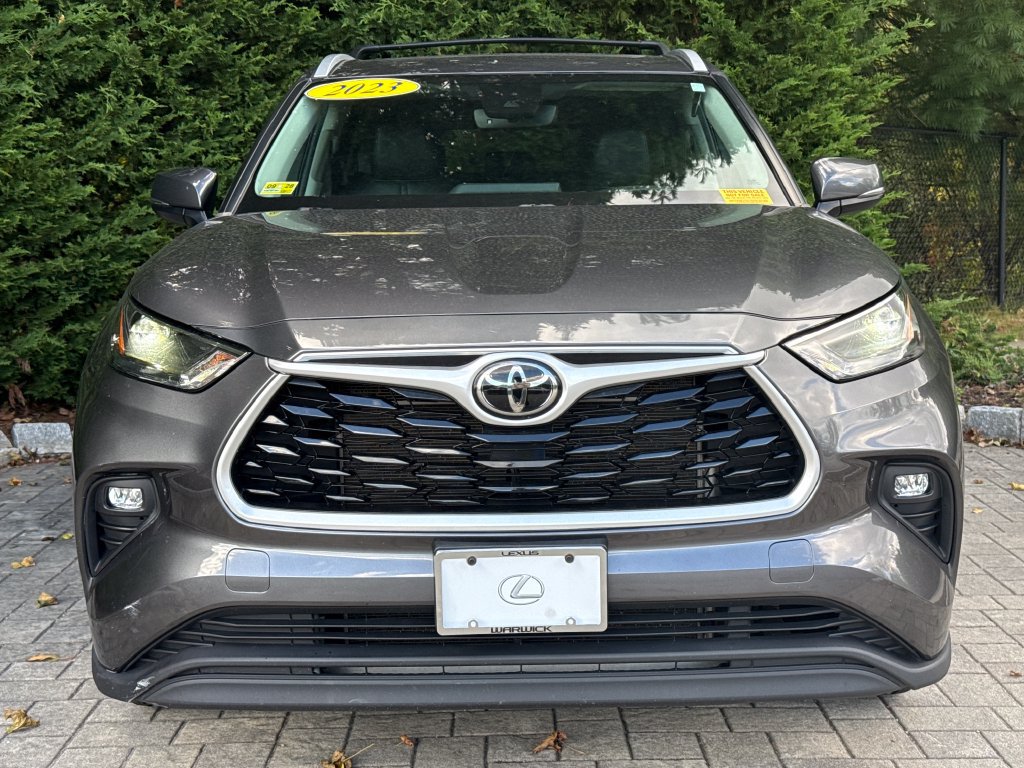 Used 2023 Toyota Highlander XLE FWD image 2